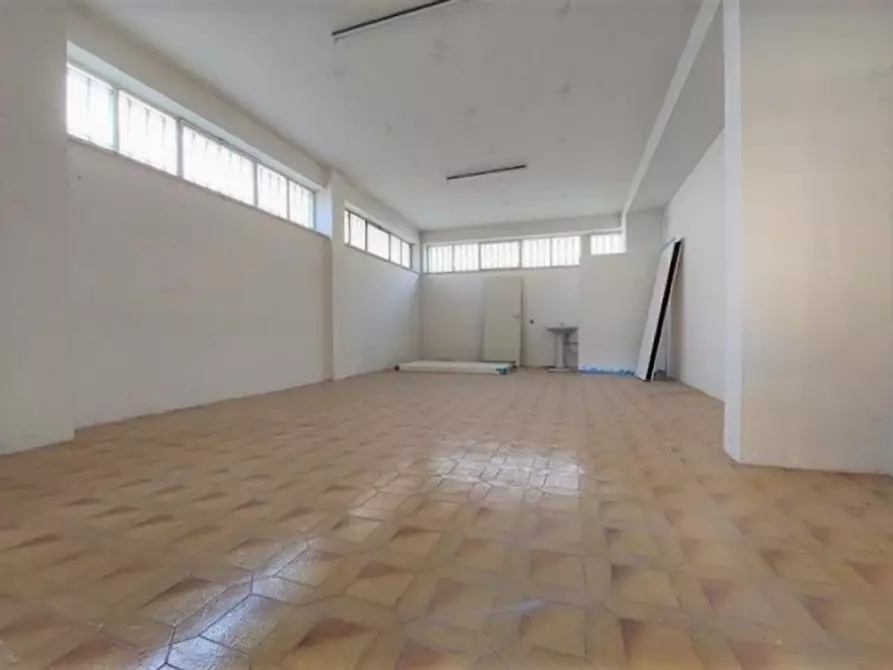 Immagine 10 di Negozio in vendita  in Via Perugia, N. 35 a Ascoli Piceno