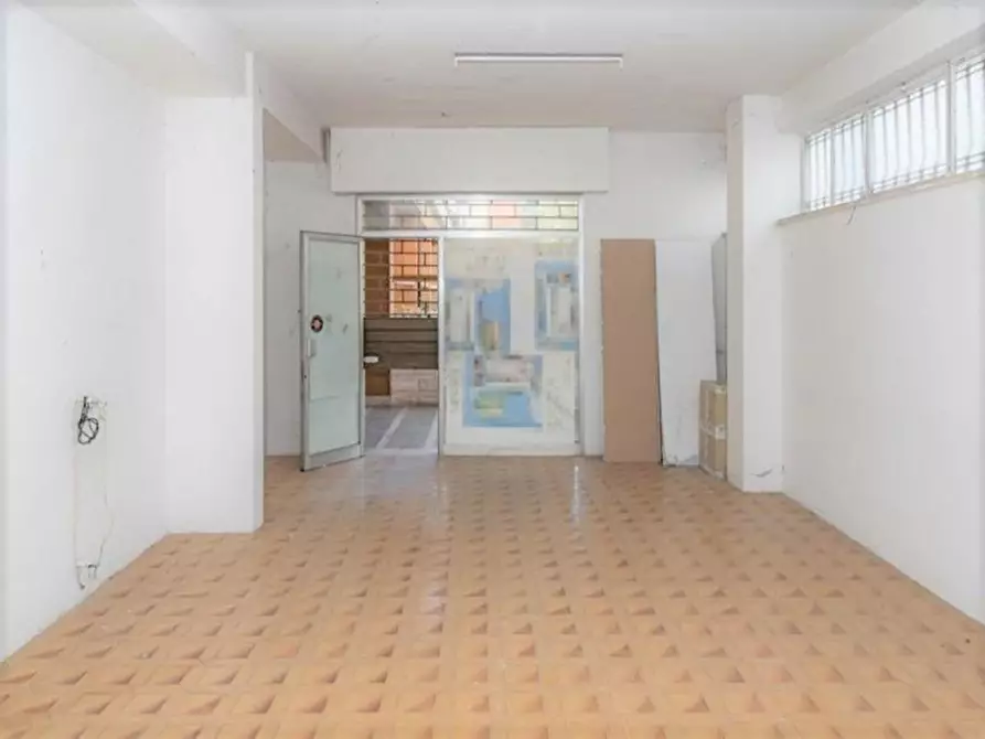 Immagine 11 di Negozio in vendita  in Via Perugia, N. 35 a Ascoli Piceno