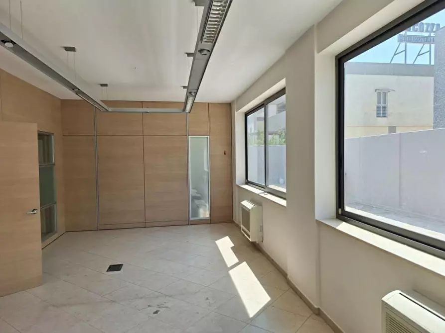 Immagine 2 di Ufficio in affitto  in Viale Caduti di Nassiriya, 70124 Bari BA, Italia a Bari