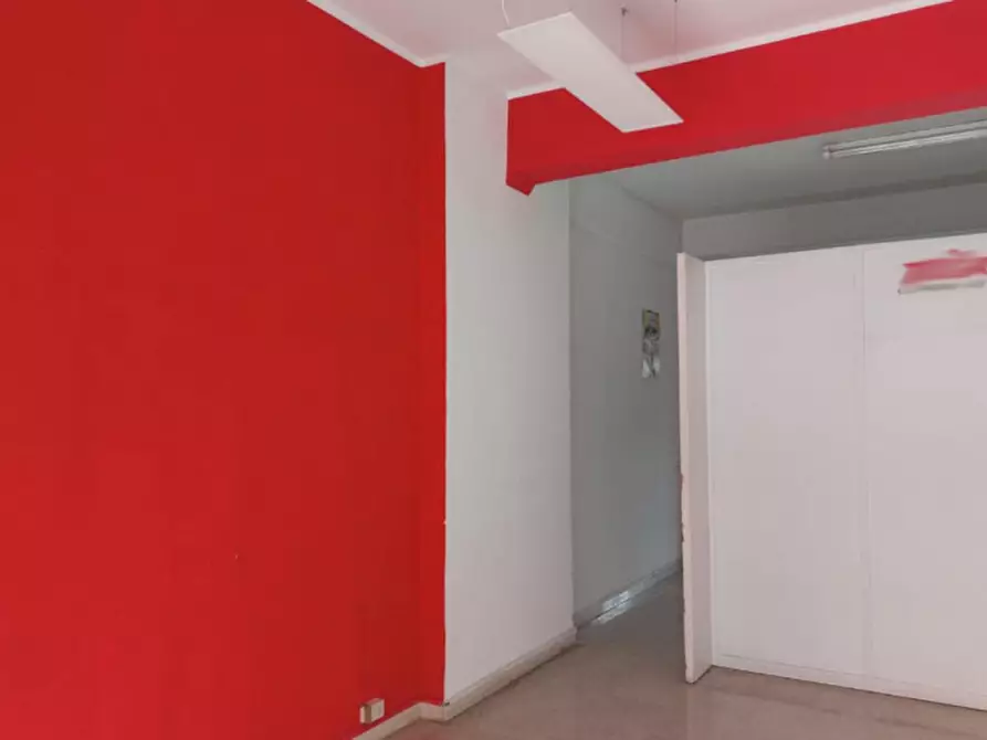 Immagine 5 di Negozio in vendita  in Via Marittima, N. 365 a Frosinone