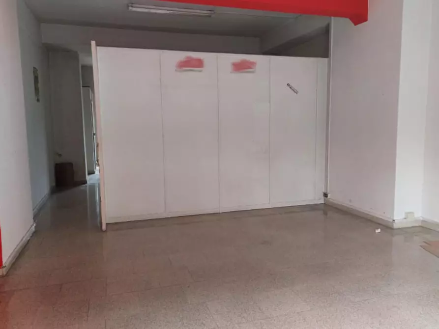 Immagine 8 di Negozio in vendita  in Via Marittima, N. 365 a Frosinone