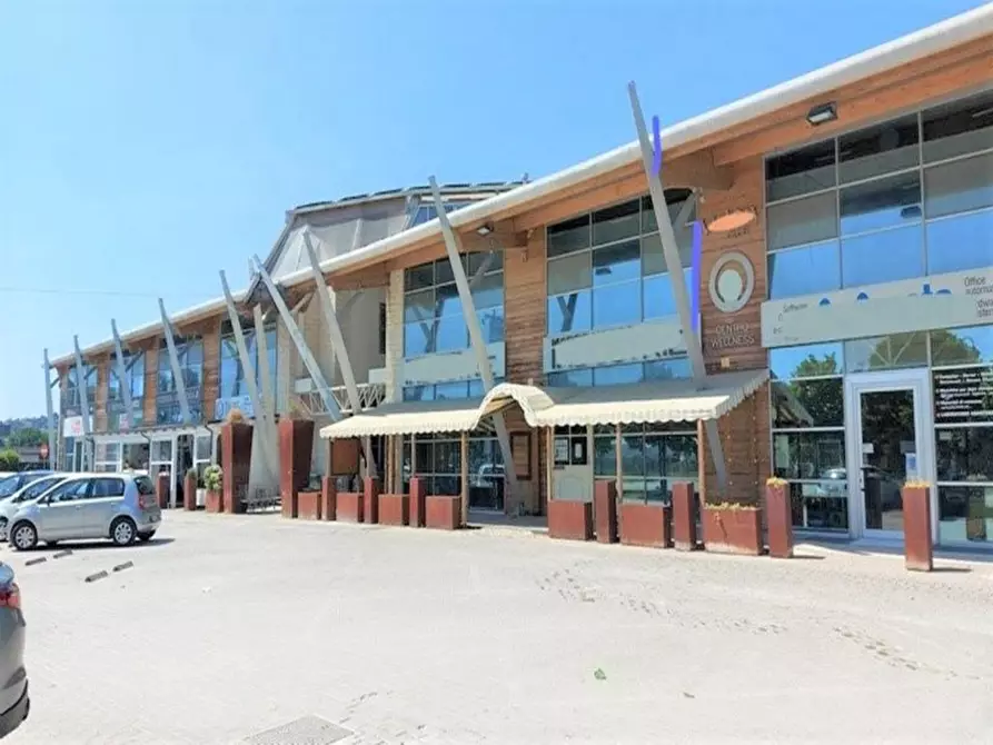 Immagine 1 di Negozio in vendita  in Via Ascoli Piceno, N. 10/12 a Montecosaro