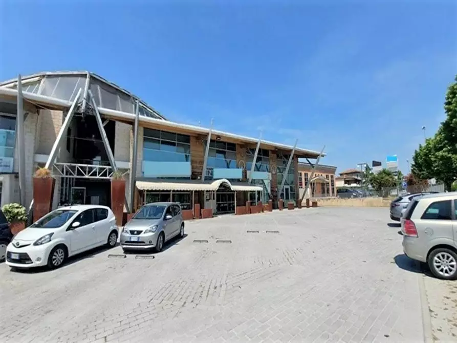 Immagine 5 di Negozio in vendita  in Via Ascoli Piceno, N. 10/12 a Montecosaro