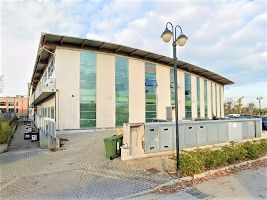 Immagine 8 di Negozio in vendita  in Via Ascoli Piceno, N. 10/12 a Montecosaro