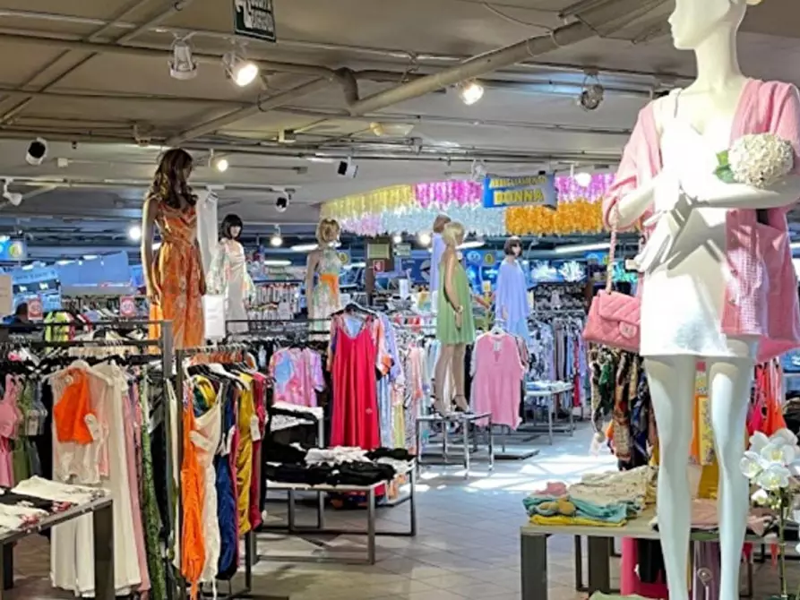 Immagine 3 di Negozio in vendita  in Via Pietro Giardini, N. 474 a Modena