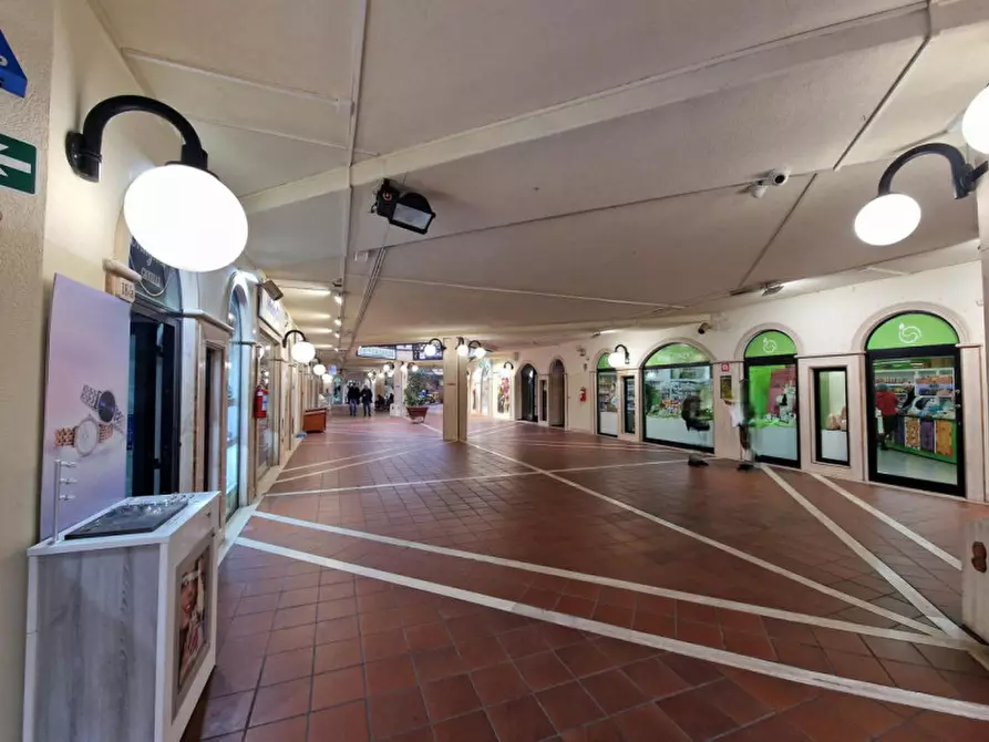 Immagine 4 di Negozio in vendita  in Centro commerciale Anteo, N. snc a Anzio