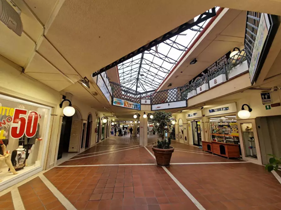 Immagine 5 di Negozio in vendita  in Centro commerciale Anteo, N. snc a Anzio