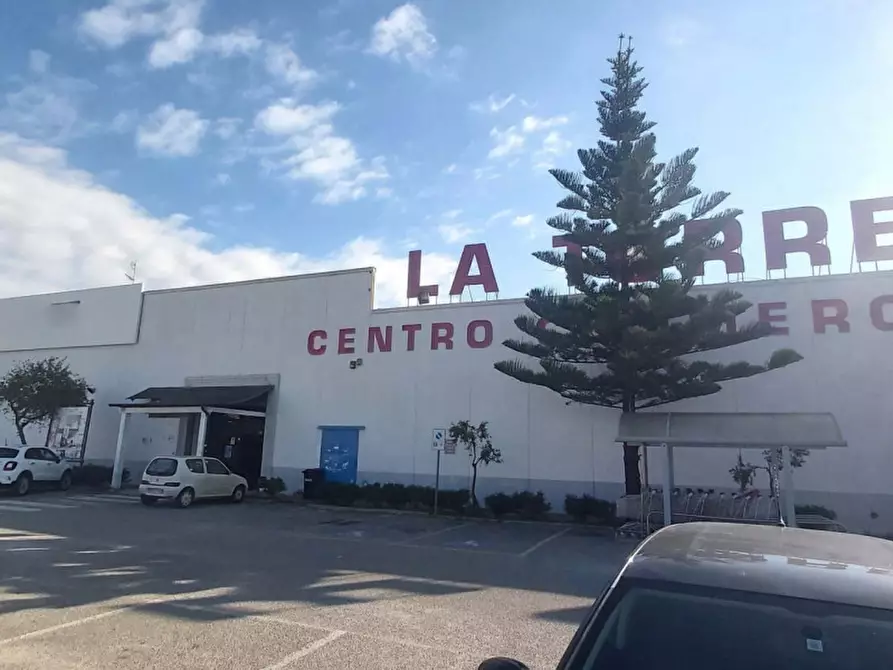 Immagine 1 di Negozio in vendita  in VIA TIRANA, N. snc a Cropani