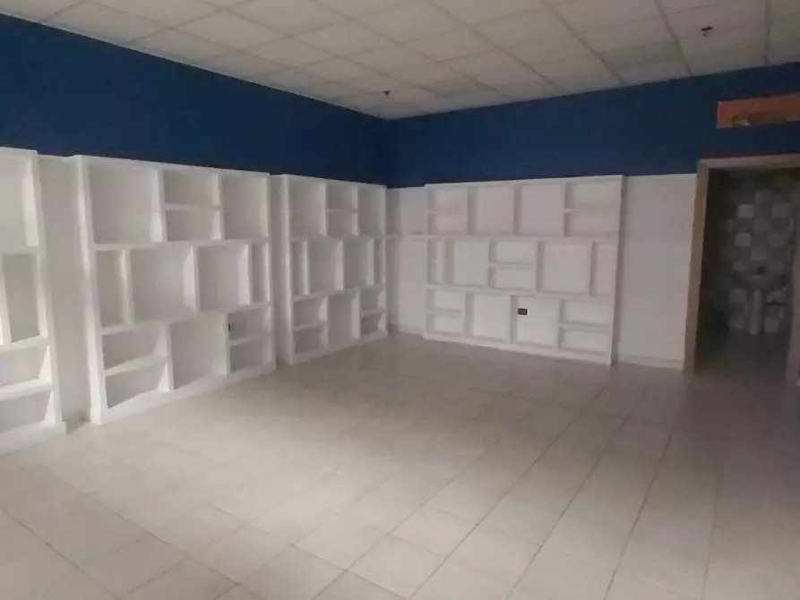 Immagine 4 di Negozio in vendita  in VIA TIRANA, N. snc a Cropani