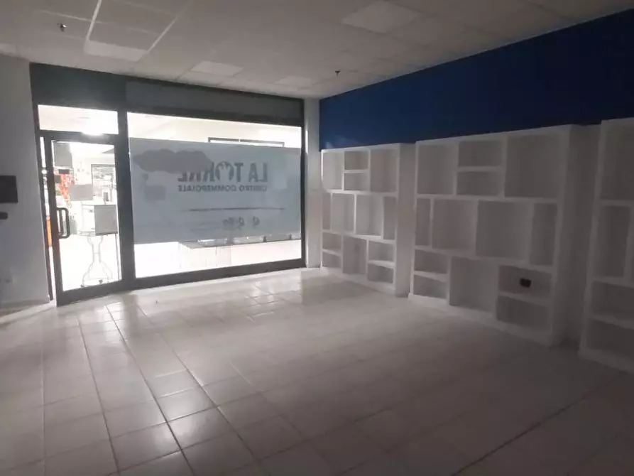 Immagine 6 di Negozio in vendita  in VIA TIRANA, N. snc a Cropani