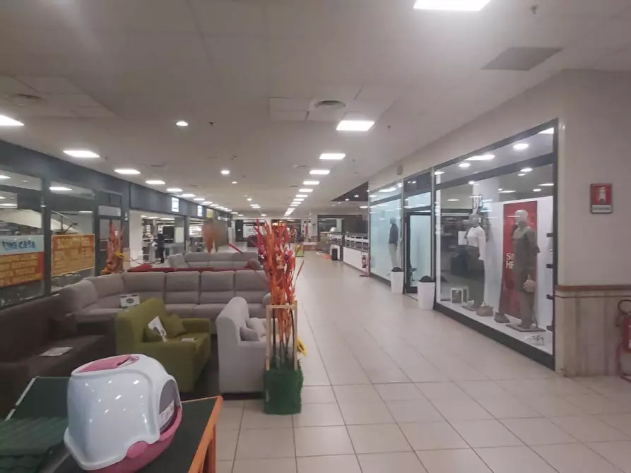 Immagine 8 di Negozio in vendita  in VIA TIRANA, N. snc a Cropani