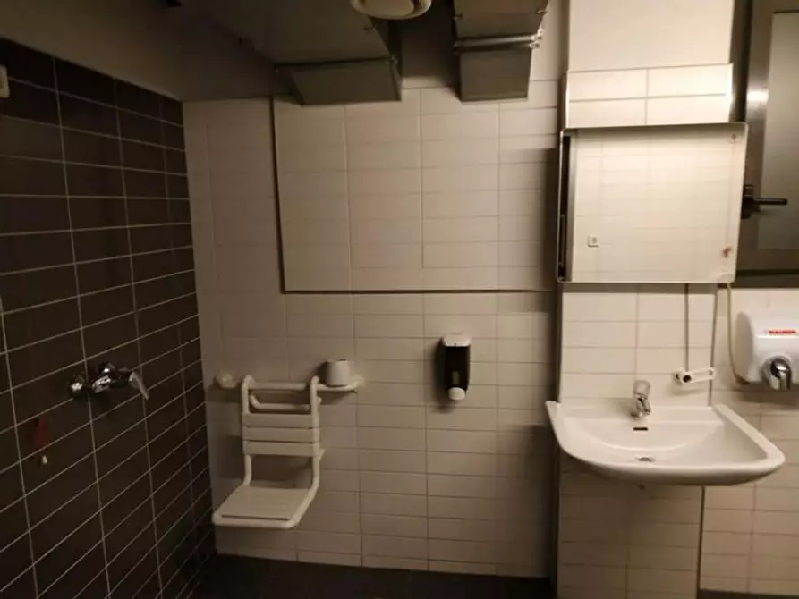 Immagine 7 di Attività commerciale in vendita  in Corso del Popolo, N. 10 a Padova