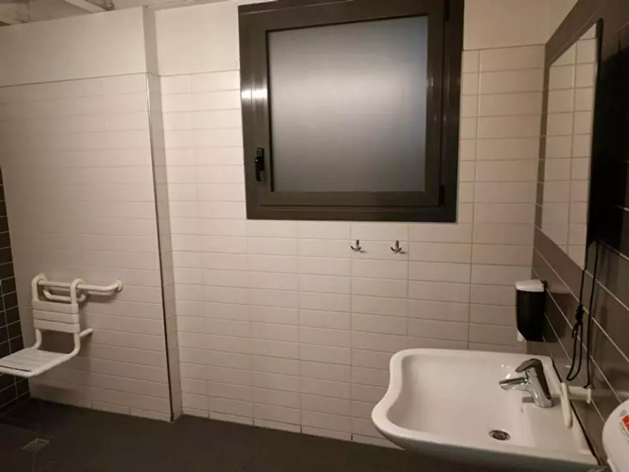 Immagine 8 di Attività commerciale in vendita  in Corso del Popolo, N. 10 a Padova