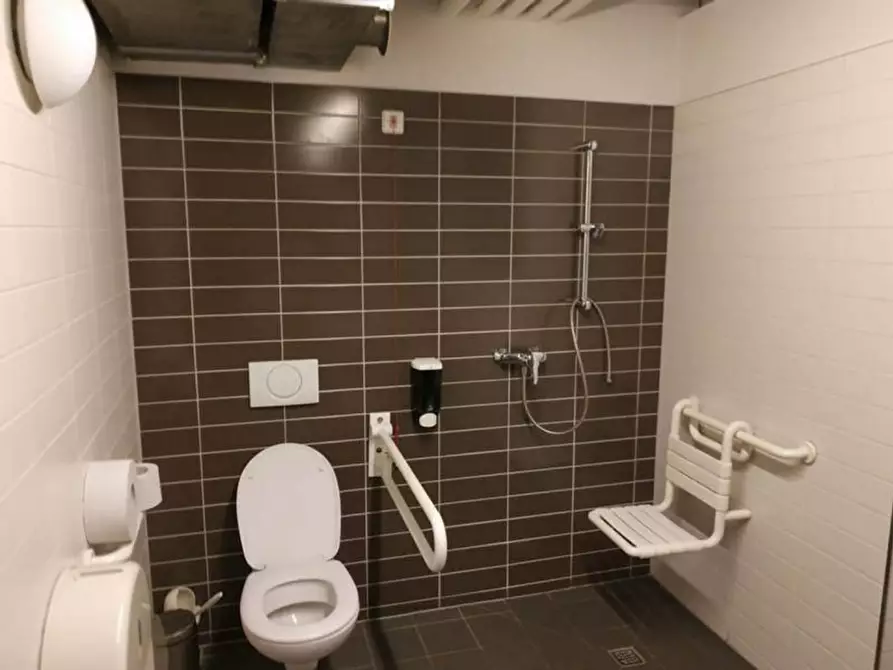 Immagine 9 di Attività commerciale in vendita  in Corso del Popolo, N. 10 a Padova