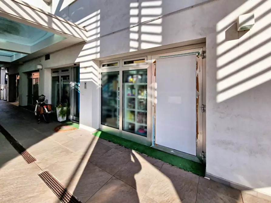 Immagine 1 di Negozio in vendita  in Via Circonvallazione Occidentale, N. 98 a Rimini