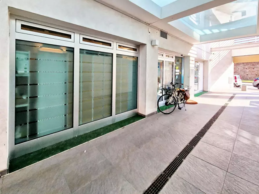 Immagine 2 di Negozio in vendita  in Via Circonvallazione Occidentale, N. 98 a Rimini