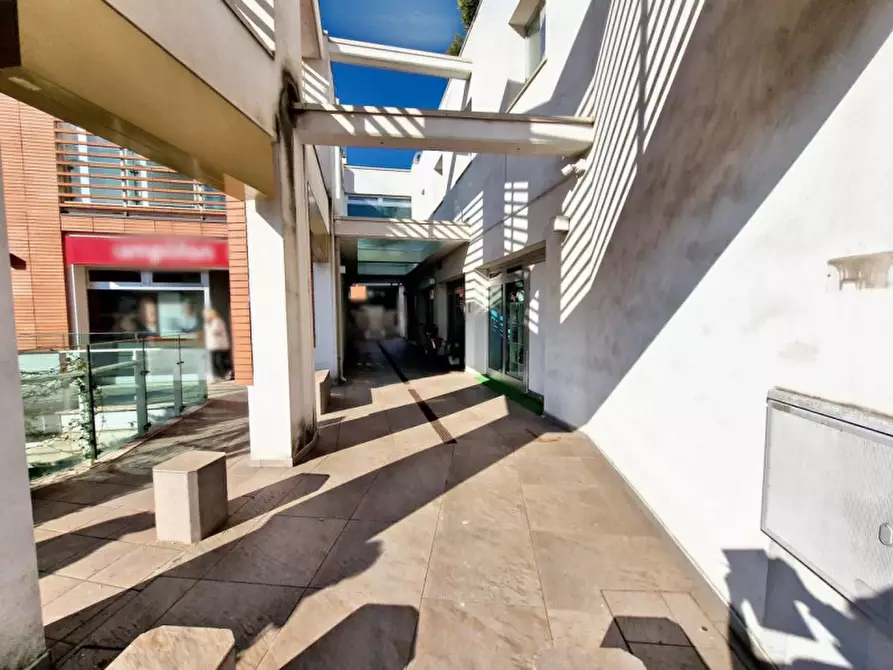 Immagine 3 di Negozio in vendita  in Via Circonvallazione Occidentale, N. 98 a Rimini