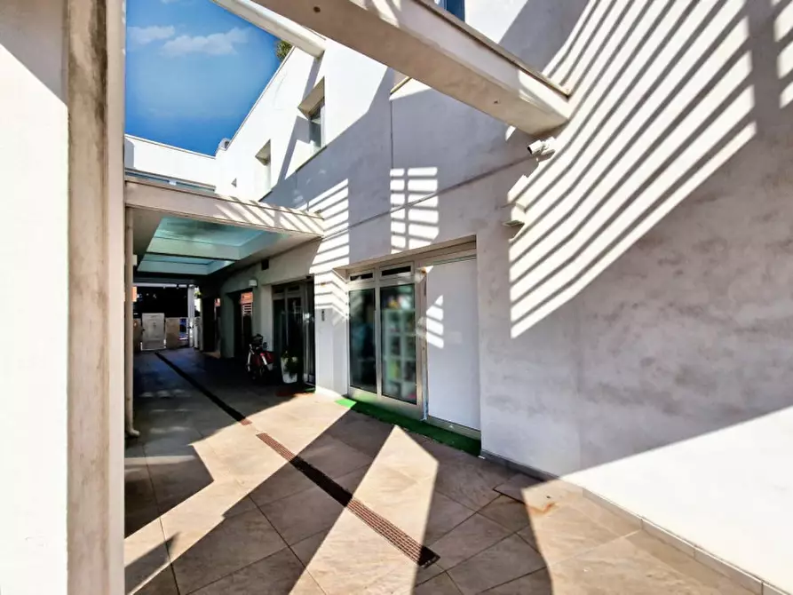 Immagine 4 di Negozio in vendita  in Via Circonvallazione Occidentale, N. 98 a Rimini