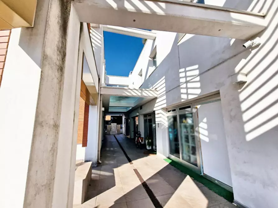 Immagine 5 di Negozio in vendita  in Via Circonvallazione Occidentale, N. 98 a Rimini