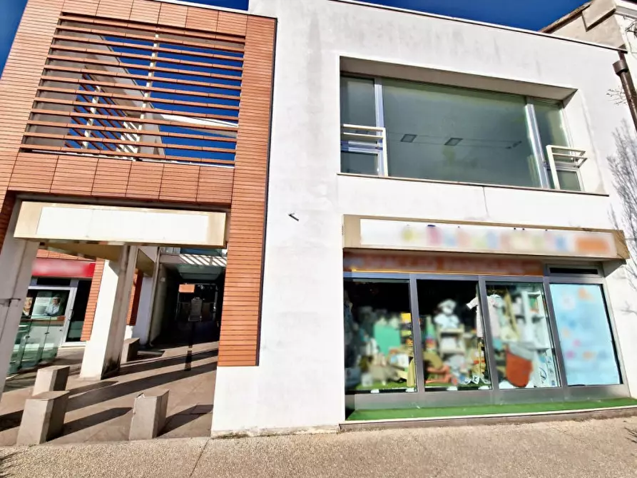 Immagine 7 di Negozio in vendita  in Via Circonvallazione Occidentale, N. 98 a Rimini