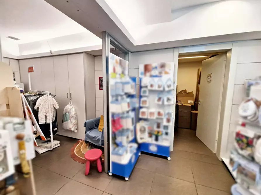 Immagine 11 di Negozio in vendita  in Via Circonvallazione Occidentale, N. 98 a Rimini
