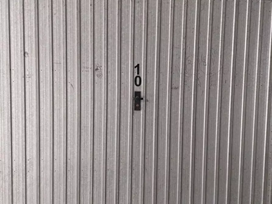 Immagine 1 di Posto auto in vendita  in Via dei Giardinetti, N. 158 a Roma