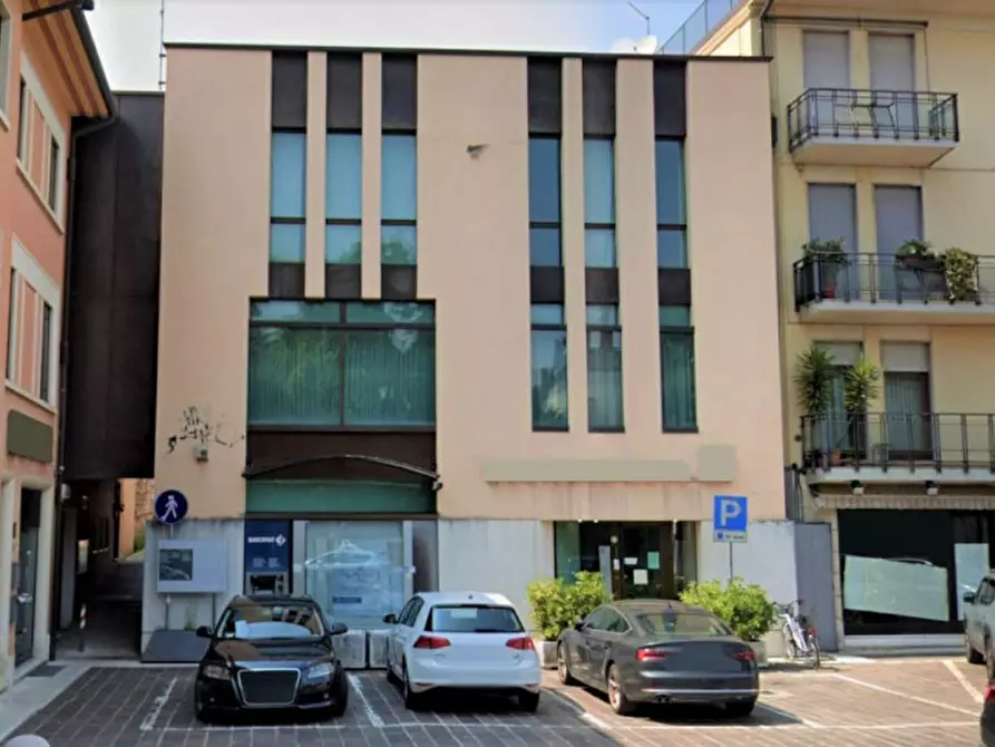 Immagine 1 di Ufficio in vendita  in Piazza Cesare Battisti, N. 5 a Thiene
