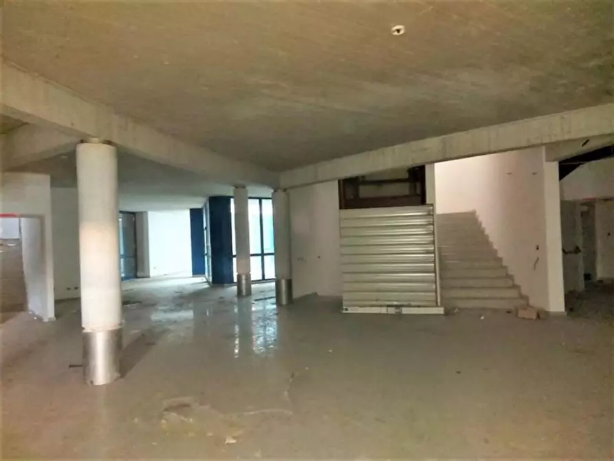 Immagine 7 di Attività commerciale in vendita  in via Edmondo De, N. snc a Alba