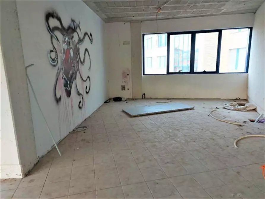 Immagine 9 di Attività commerciale in vendita  in via Edmondo De, N. snc a Alba