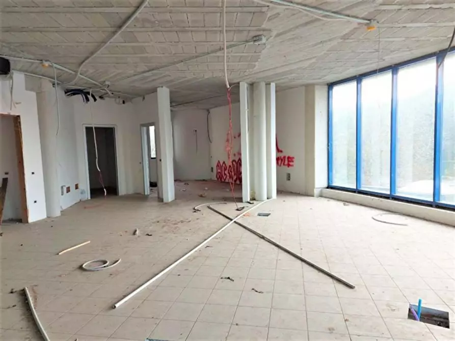 Immagine 12 di Attività commerciale in vendita  in via Edmondo De, N. snc a Alba