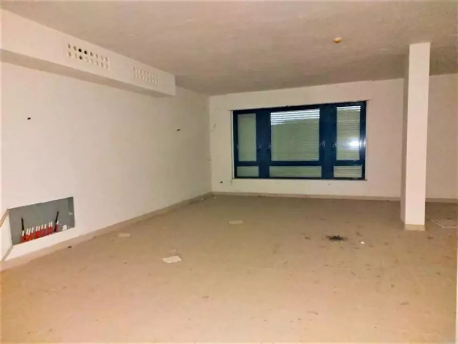 Immagine 13 di Attività commerciale in vendita  in via Edmondo De, N. snc a Alba