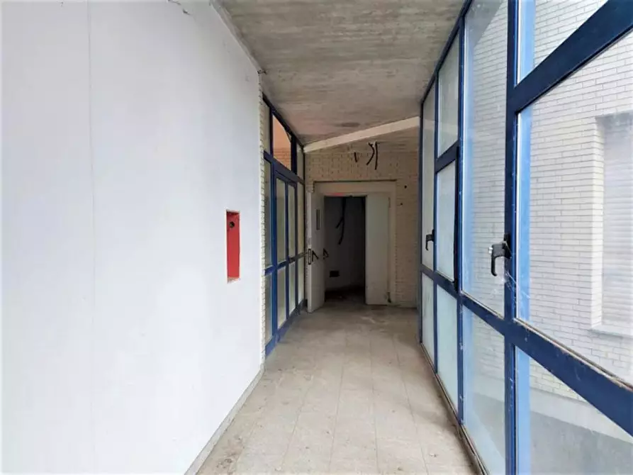 Immagine 14 di Attività commerciale in vendita  in via Edmondo De, N. snc a Alba