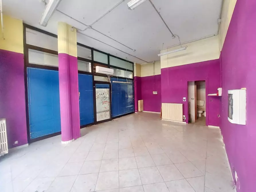 Immagine 1 di Negozio in vendita  in Via Carolina Spanna, N. 3/13 a Grugliasco