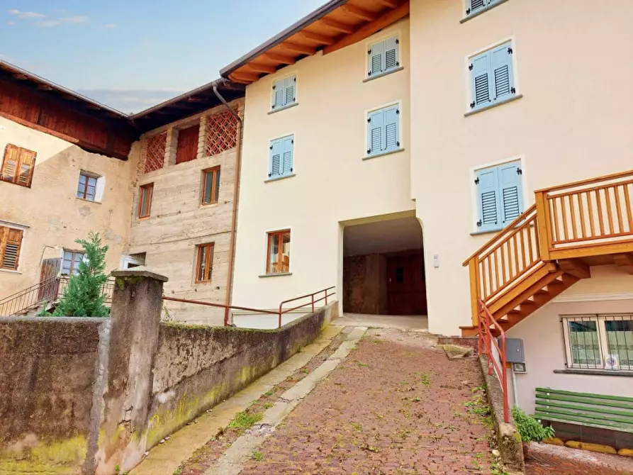 Immagine 2 di Palazzo in vendita  in Via Tres, N. 3/A a Sfruz