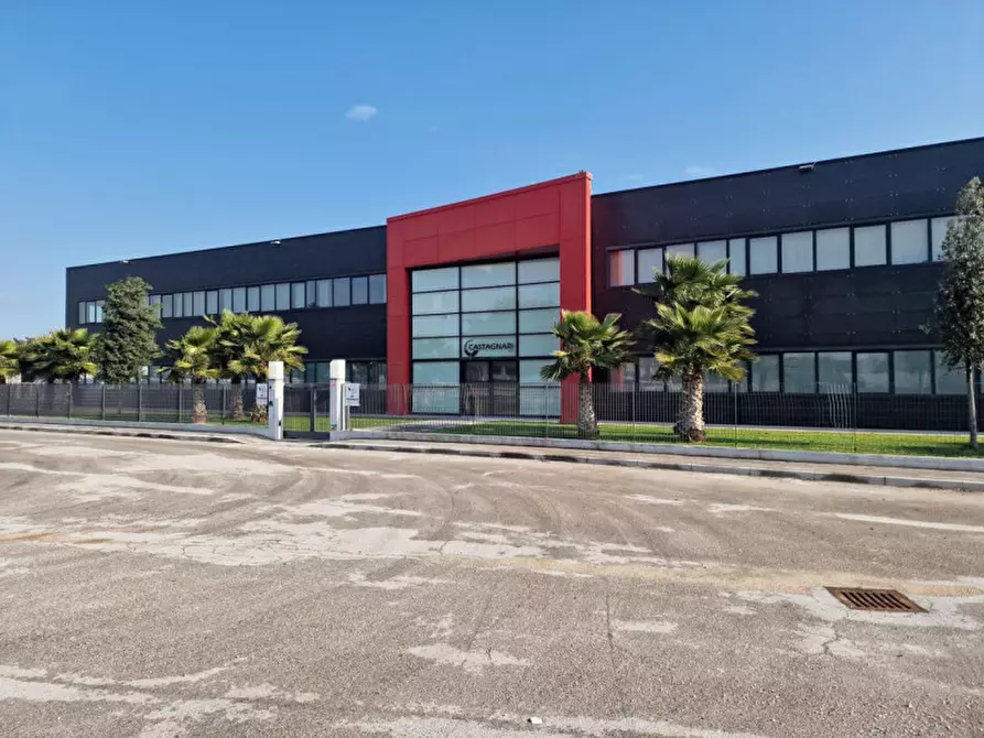Immagine 1 di Ufficio in vendita  in Via dell'Industria, 62017 Porto Recanati MC, Italia a Porto Recanati