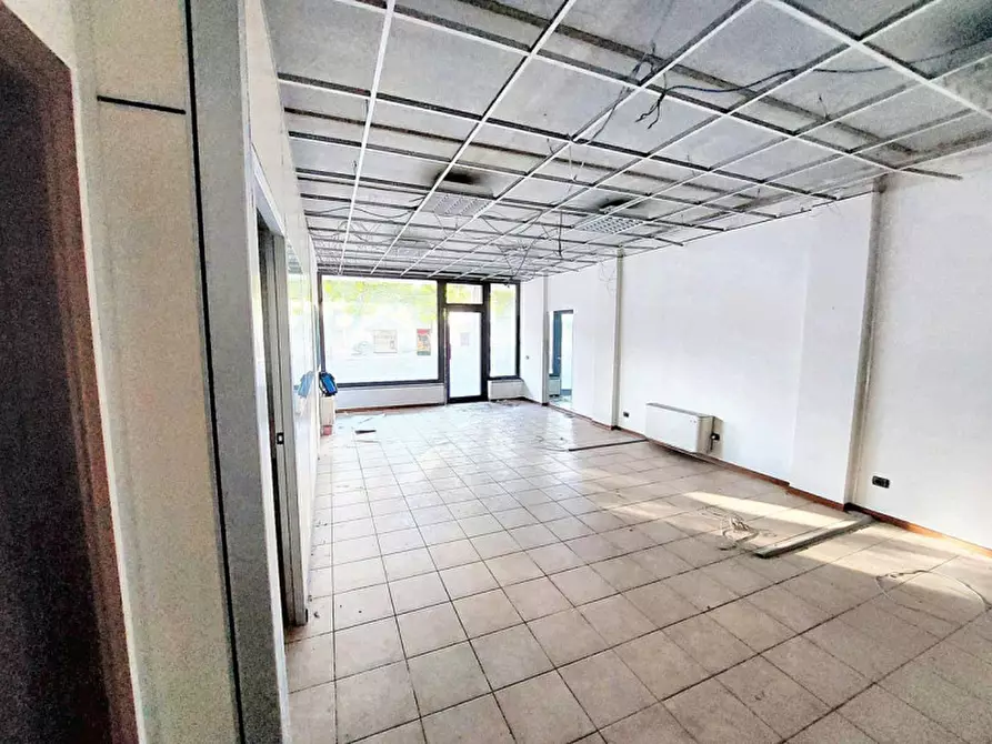 Immagine 8 di Negozio in vendita  in Via Magenta, N. 50 a Varese