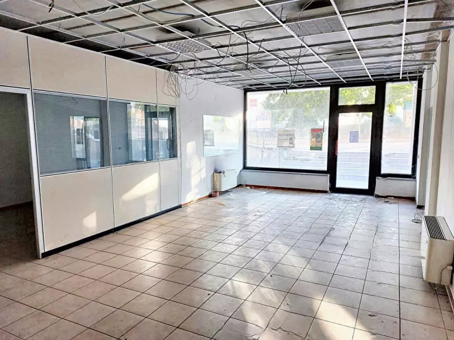 Immagine 9 di Negozio in vendita  in Via Magenta, N. 50 a Varese