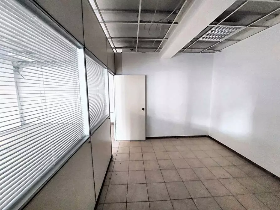 Immagine 10 di Negozio in vendita  in Via Magenta, N. 50 a Varese