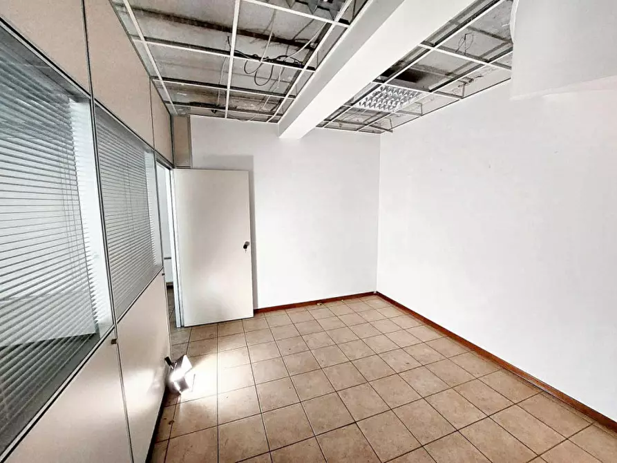 Immagine 14 di Negozio in vendita  in Via Magenta, N. 50 a Varese