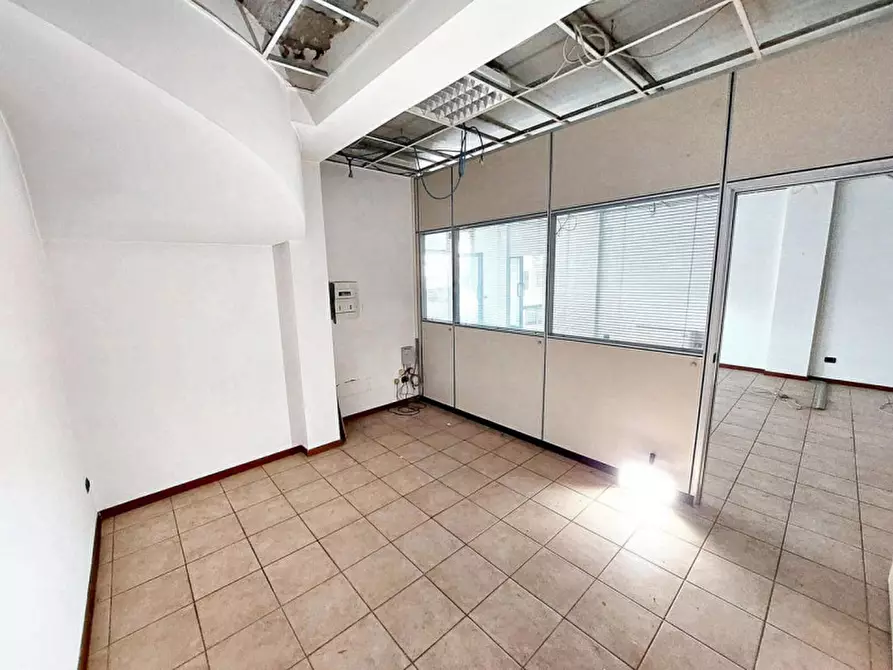 Immagine 16 di Negozio in vendita  in Via Magenta, N. 50 a Varese