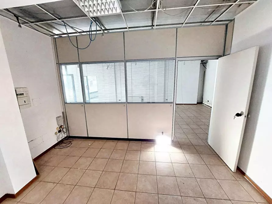 Immagine 17 di Negozio in vendita  in Via Magenta, N. 50 a Varese