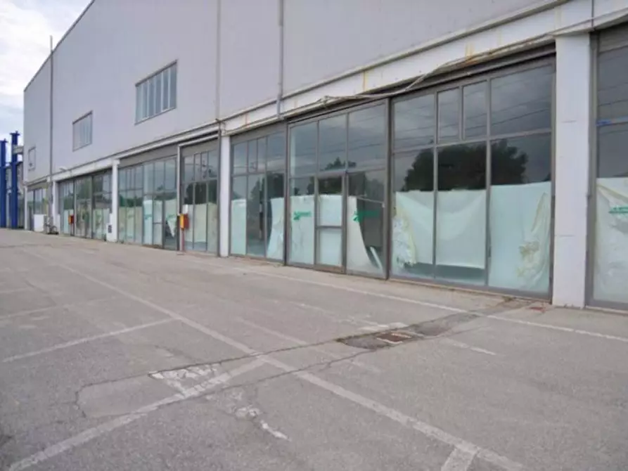 Immagine 2 di Attività commerciale in vendita  in Via Zona Industriale, N. snc a Tito