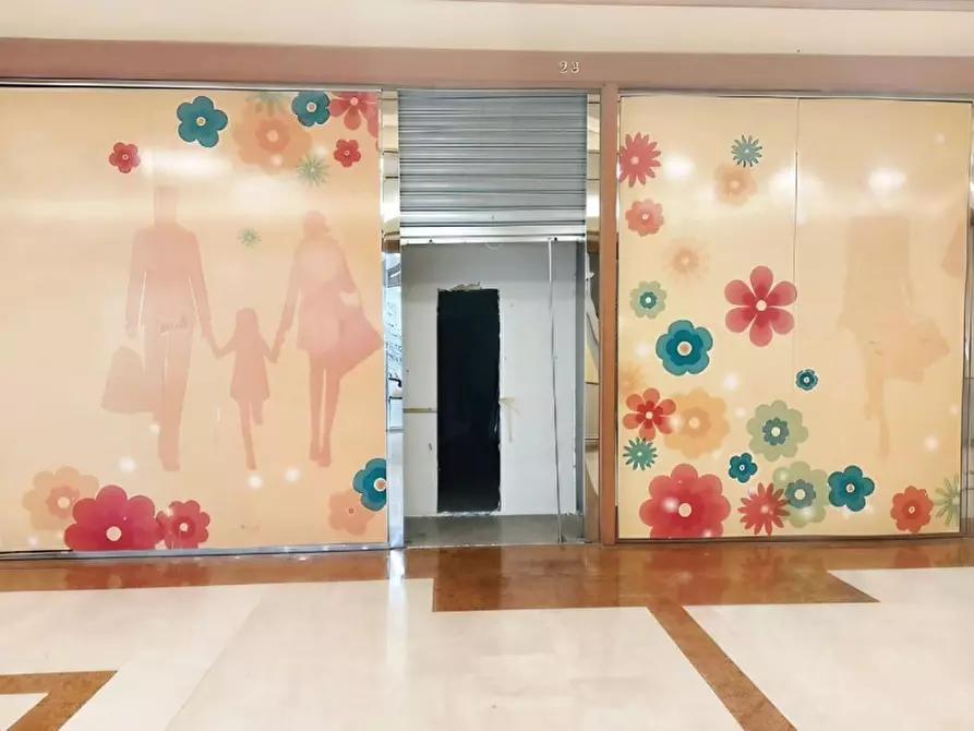 Immagine 2 di Negozio in vendita  in Via Italo Svevo, N. 14-16 a Trieste