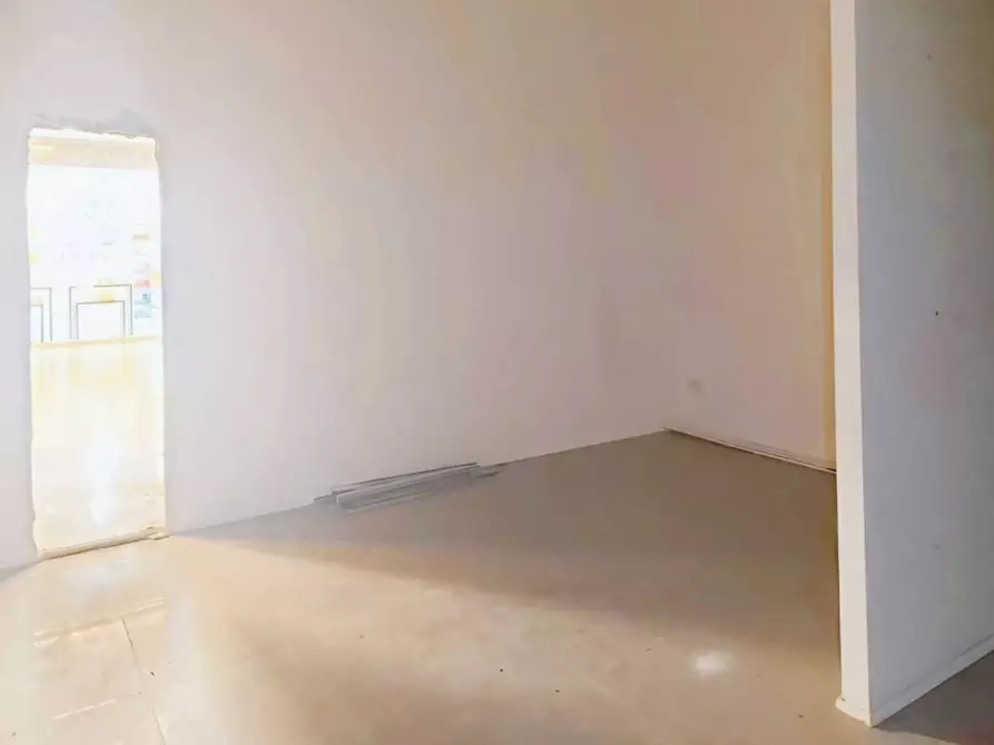 Immagine 3 di Negozio in vendita  in Via Italo Svevo, N. 14-16 a Trieste