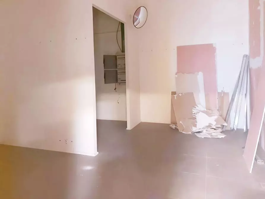 Immagine 7 di Negozio in vendita  in Via Italo Svevo, N. 14-16 a Trieste