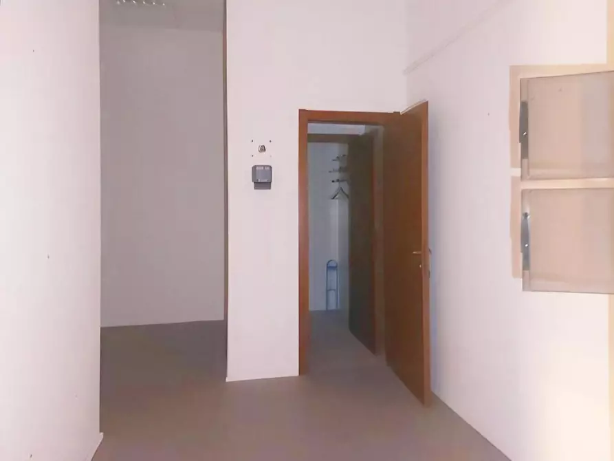 Immagine 8 di Negozio in vendita  in Via Italo Svevo, N. 14-16 a Trieste