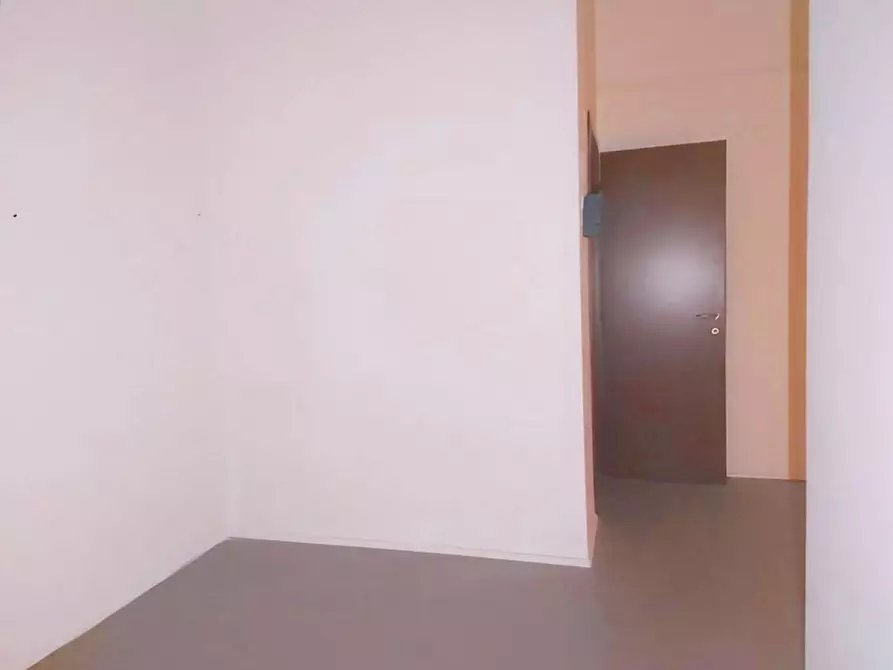 Immagine 10 di Negozio in vendita  in Via Italo Svevo, N. 14-16 a Trieste