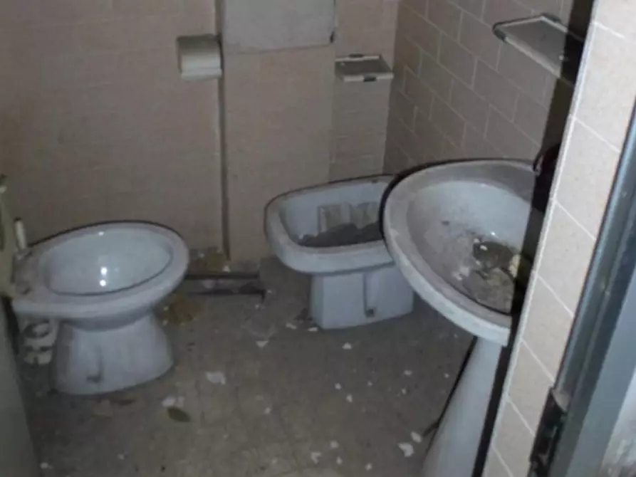 Immagine 10 di Ufficio in vendita  in Via Furio Camillo, N. 15 a Ardea