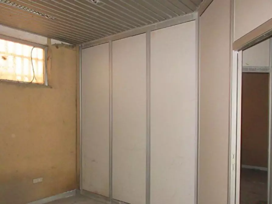 Immagine 12 di Ufficio in vendita  in Via Furio Camillo, N. 15 a Ardea
