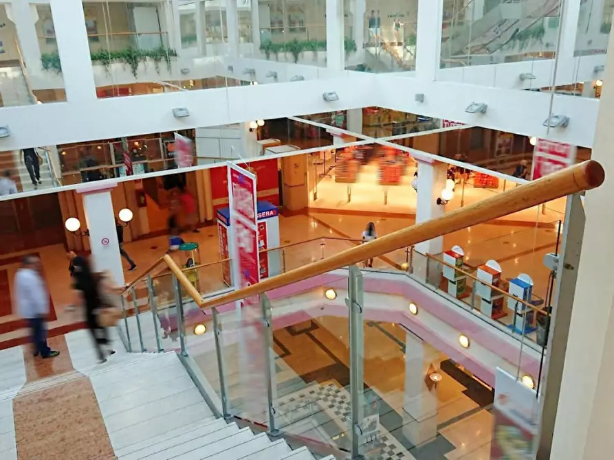 Immagine 4 di Negozio in vendita  in Via Italo Svevo, N. 14-16 a Trieste